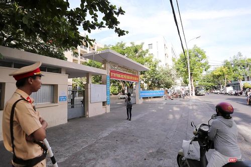 Cận cảnh những thí sinh cuối cùng bước vào phòng thi ở Đà Nẵng