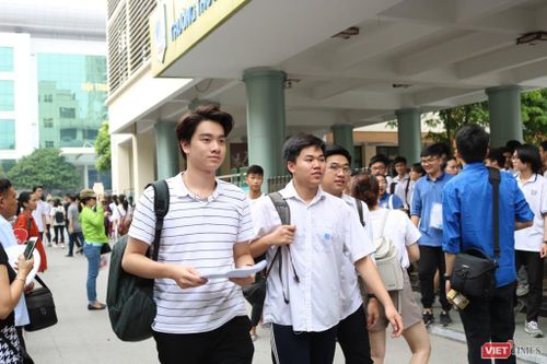 Thí sinh 'buồn vui lẫn lộn' sau khi thi xong môn Toán