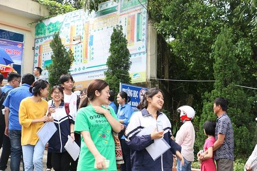 Sĩ tử nhộn nhịp, hối hả trong ngày thi đầu tiên