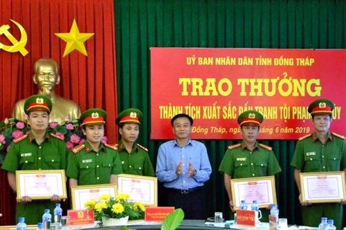 Chủ tịch UBND tỉnh thưởng nóng vụ bắt giữ hơn 7kg ma túy tổng hợp