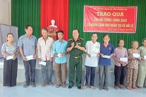 Bộ Chỉ huy Quân sự tỉnh Quảng Trị thăm, tặng quà các đối tượng chính sách