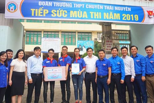 Tặng quà sinh viên tình nguyện tiếp sức tiếp sức mùa thi