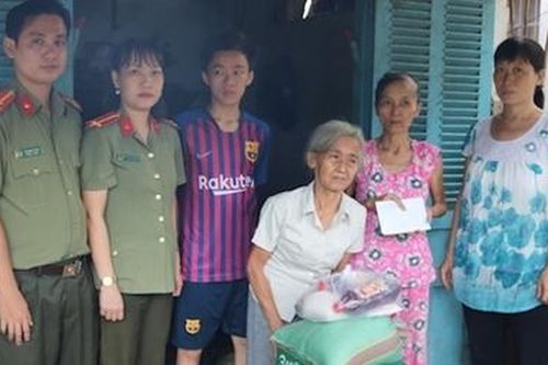 Công an Trà Vinh thăm và tặng quà cho các gia đình khó khăn