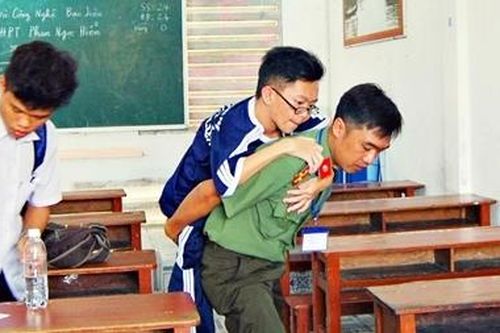 Hình ảnh chiến sĩ Công an cõng thí sinh vào tận phòng thi gây xúc động