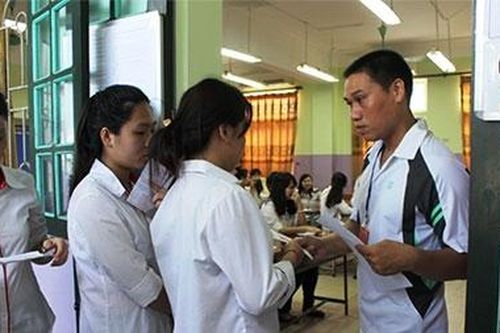 30 HS và 2 cán bộ bị đình chỉ trong ngày thi đầu tiên THPT
