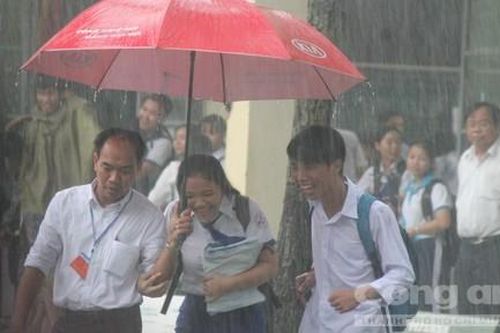 Mưa lớn ngập nặng tại điểm thi, thí sinh và phụ huynh bì bõm trong nước