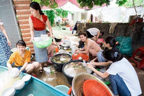Cô dâu Nghệ An cùng bạn bè rửa bát sau đám cưới gây xôn xao cộng đồng mạng