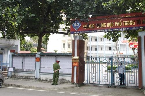 Mang điện thoại vào phòng thi, 2 thí sinh ở Nghệ An và Sơn La bị đình chỉ