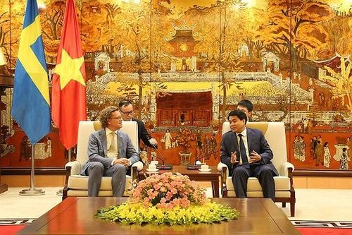 Chủ tịch UBND TP Hà Nội tiếp Đại sứ Thụy Điển tới chào từ biệt kết thúc nhiệm kỳ