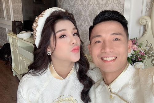 Bùi Tiến Dũng và bạn gái hot girl diện áo dài đôi trong đám hỏi
