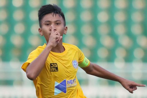 Văn Quyến cùng học trò gặp đội Thanh Hóa ở chung kết U15 quốc gia