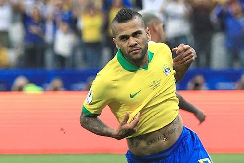 Chuyển nhượng Barca: Dani Alves là giải pháp chữa cháy toàn diện