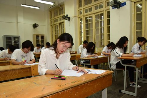 2 cán bộ bị đình chỉ công tác coi thi trong ngày đầu tiên