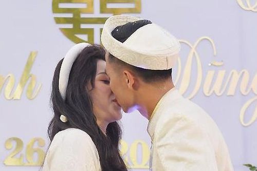 Bùi Tiến Dũng 'khóa môi' hôn thê đại gia trong lễ đính hôn