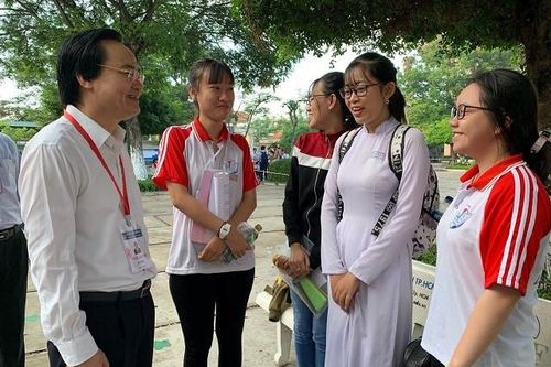 Bộ trưởng Phùng Xuân Nhạ kiểm tra công tác thi tại Long An