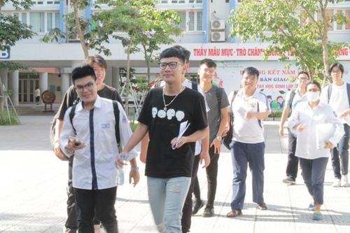 Thí sinh 'thở phào' kết thúc môn thi Ngoại ngữ