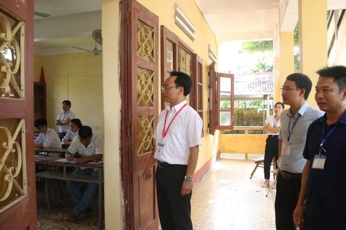 Kê điện thoại di động dưới ghế, 1 thí sinh Thanh Hóa bị phát hiện