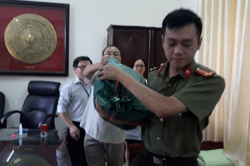 Một thí sinh bị đình chỉ vì dùng điện thoại chụp đề trong phòng thi