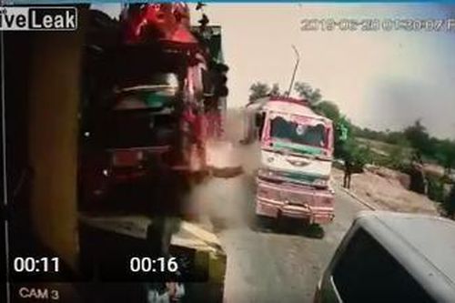 Xe tải nát bét sau khi tông trụ bê tông trạm thu phí