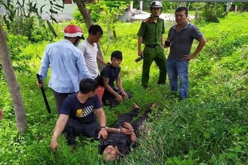 Bị vây bắt do bán ma túy, nam thanh niên dùng kiếm chống cảnh sát