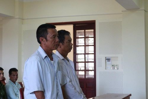 Xét xử 2 đối tượng 'nghiện' đánh bạc bằng hình thức chọi trâu