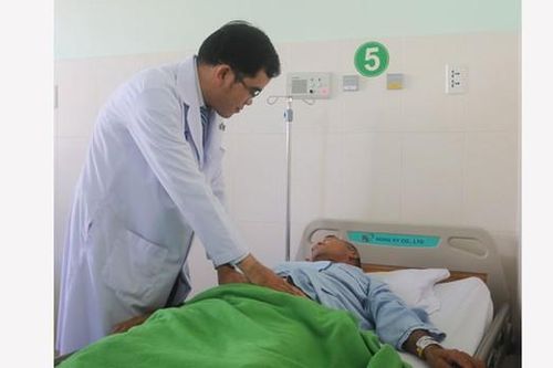 Cứu sống 2 bệnh nhân bị xương cá đâm thủng ruột
