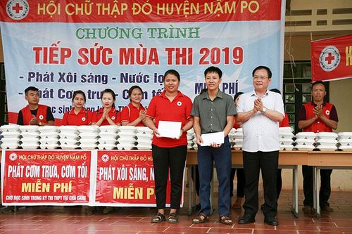 Chủ tịch UBND tỉnh Mùa A Sơn kiểm tra, động viên các thí sinh thi tốt nghiệp THPT quốc gia tại điểm thi Trường THPT Chà Cang
