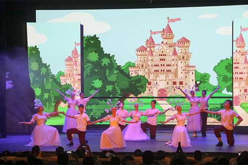 Đoàn nghệ thuật Rovesnik biểu diễn tại Nha Trang