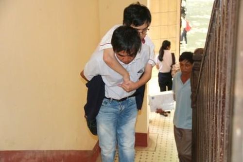 Giáo dục Tuyển sinh Xúc động tình cha con giữa trường thi