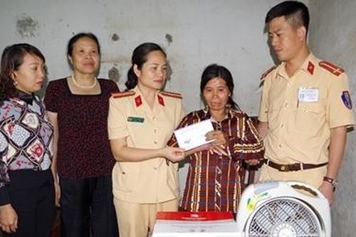 CSGT Hà Nam thăm, tặng quà phụ nữ có hoàn cảnh đặc biệt khó khăn