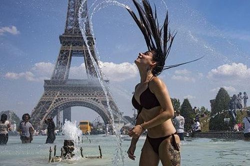 Nắng nóng kinh hoàng, thiếu nữ bất chấp tất cả diện bikini tắm ngay dưới chân tháp Eiffel