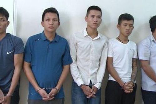 Khởi tố nhóm côn đồ mang dao, bom xăng, xi lanh tấn công nhà hàng