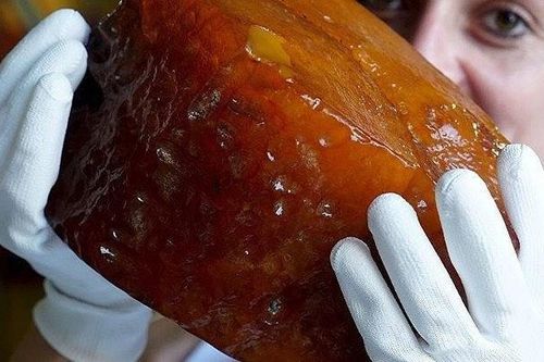 Cận cảnh khai thác hổ phách nằm lẫn trong đất sét xanh ở Nga