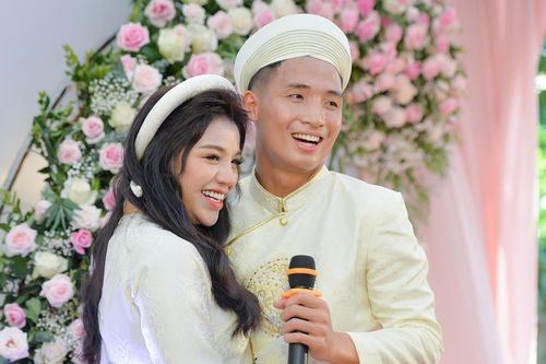 Bùi Tiến Dũng âu yếm gọi Khánh Linh là vợ sau lễ ăn hỏi