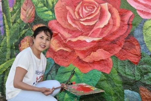 Họa sĩ Nguyễn Thu Thủy vẽ tranh tường 'Mùa xuân Pháp - Việt' bên dòng sông Seine