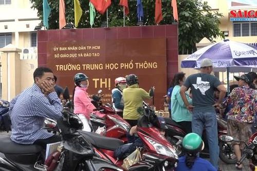 Ngoài cổng trường thi, luôn có ba và mẹ dõi theo con!
