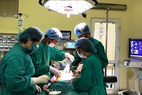 Phẫu thuật thành công khối u thận 'khủng' ở bé gái 6 tuổi