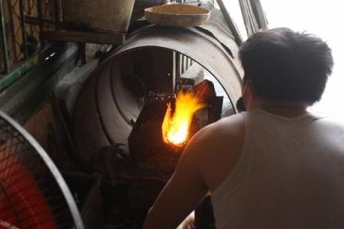 Nhọc nhằn mưu sinh bên 'chảo lửa' giữa trưa hè