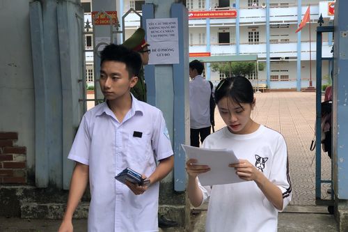 Công an vào cuộc làm rõ thí sinh Sơn La 'chơi' điện thoại ở phòng chờ thi