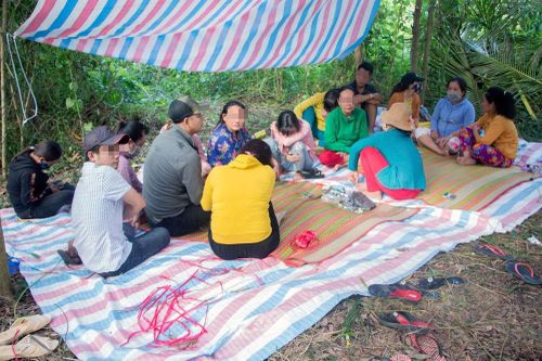 Triệt phá sòng bạc quý bà giữa bãi sậy um tùm ở Vĩnh Long