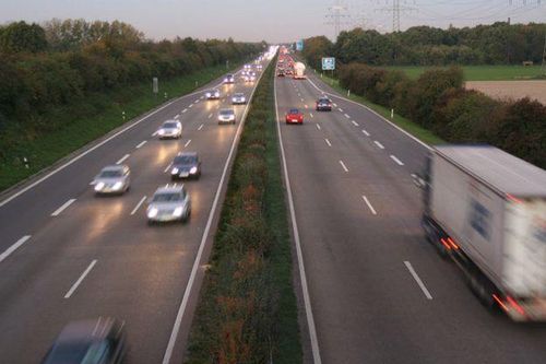 Đường Autobahn cũng có giới hạn tốc độ
