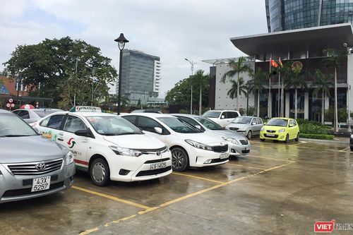 Xem xét tăng phí trước bạ đối với xe ô tô dưới 9 chỗ