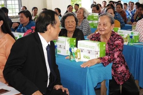 Tặng phân bón hữu cơ cho nông dân xây dựng vườn dừa mẫu theo chuẩn Organic