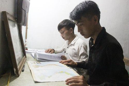 Thức đêm miệt mài ôn luyện
