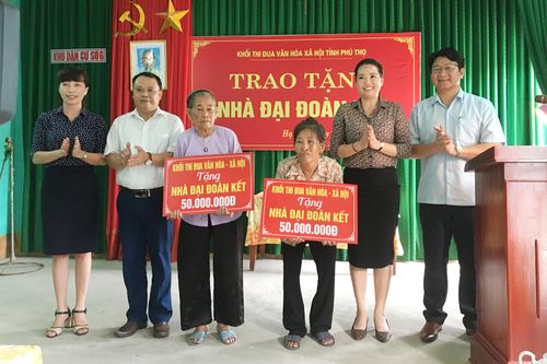 Trao kinh phí hỗ trợ xây nhà đại đoàn kết tại Hạ Hòa