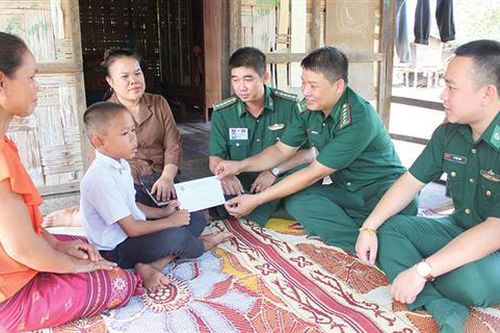 Chăm lo cho học sinh vùng biên giới Việt - Lào