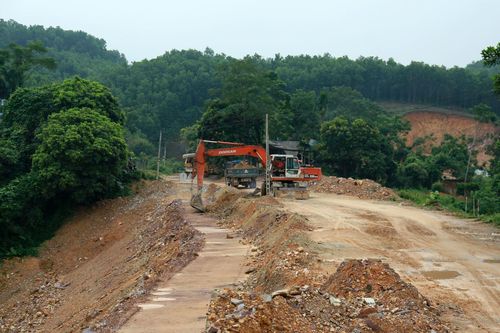 Nhân dân xã Hòa Bình tích cực hiến đất làm đường