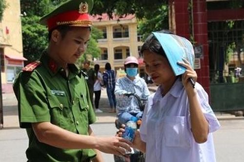 Cán bộ Công an vượt 12km đưa thí sinh ngủ quên đến điểm thi