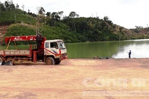 Lật phà chở xe gỗ, một người tử vong