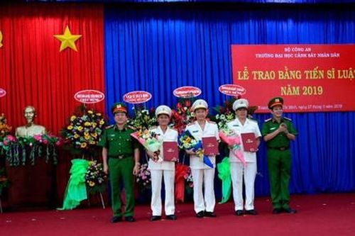 Trường ĐH Cảnh sát nhân dân trao bằng cho 9 tân tiến sĩ